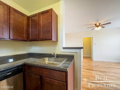 Main picture of 818 W Diversey Pkwy