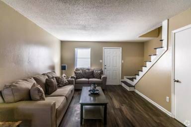 Main picture of 1500 E Shelby Dr