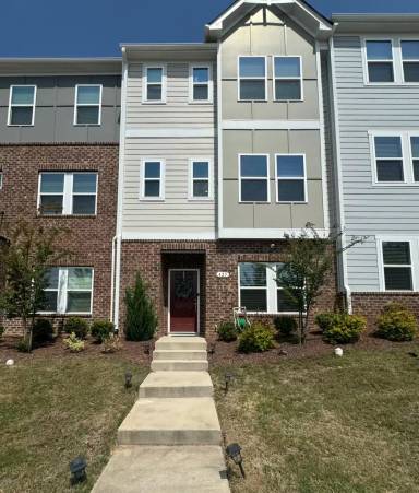 Main picture of 425 King Closer Dr