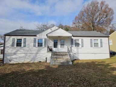 Main picture of 210 Lakewood Dr SE