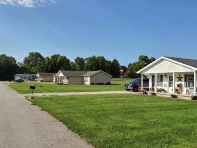 Main picture of 221 W Court Dr