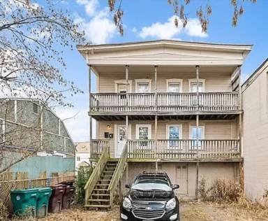 Main picture of 382 River St