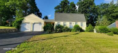 Main picture of 19 McKenna Dr