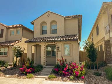 Main picture of 1961 S Bedford Pl