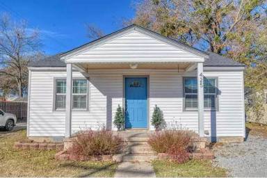 Main picture of 425 E Hughbert St