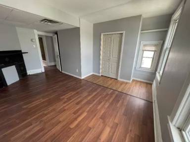 Main picture of 627 College St