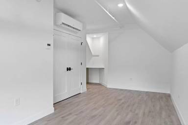 Main picture of 1219 W 31st St