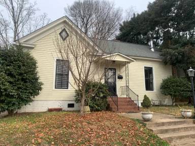 Main picture of 420 W Bank St