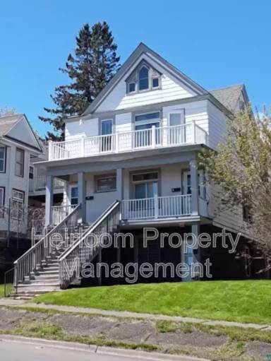 Main picture of 217 E 7th St
