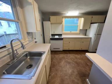Main picture of 212 1/2 E 4th St
