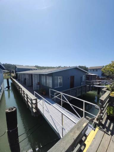 Main picture of 24 W Pier