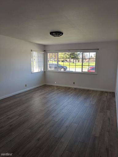 Main picture of 4870 Moorpark Ave