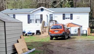 Main picture of 400 Lake Cir