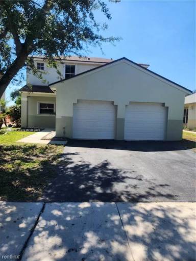 Main picture of 20740 NW 1st St