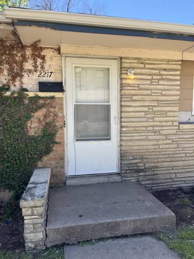 Main picture of 2217 S Water St