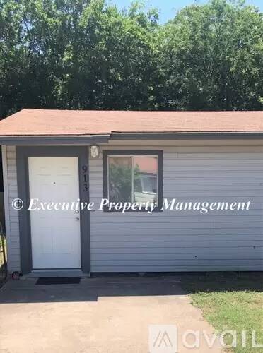 Main picture of 907 J R Ct