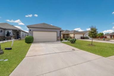 Main picture of 3023 Laguna Clfs