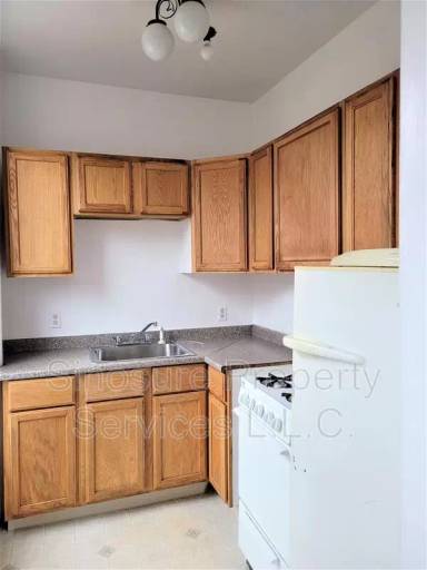 Main picture of 250 Lark St