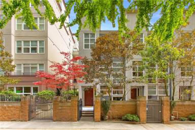 Main picture of 10042 Main St