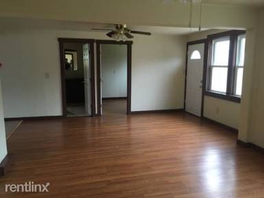 Main picture of 1310 1/2 Poplar St