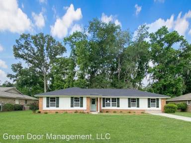 Main picture of 30 Barrington Cir