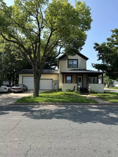 Main picture of 739 Broadway St