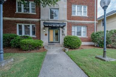 Main picture of 904 W Market St