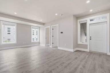 Main picture of 727 16th St NE