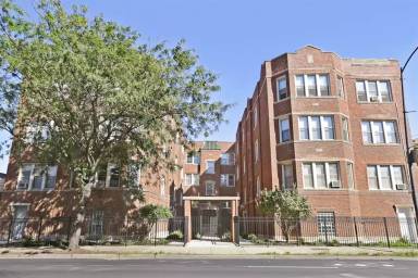 Main picture of 2448 W Addison St