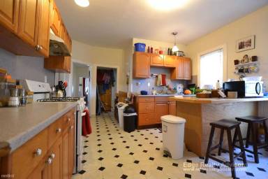 Main picture of 36 Brackett St
