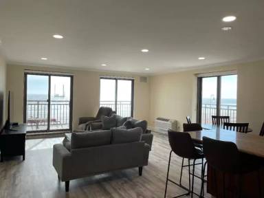 Main picture of 220 W Broadway