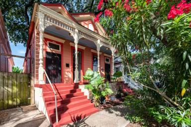 Main picture of 2824 Banks St