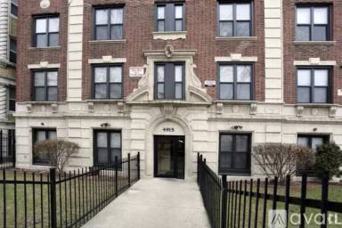 Main picture of 4915 S Drexel Blvd