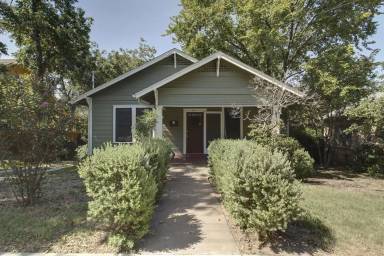 Main picture of 811 W 30th St