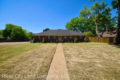Main picture of 2405 Bartlett Blvd