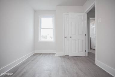 Main picture of 2429 W Oakdale St