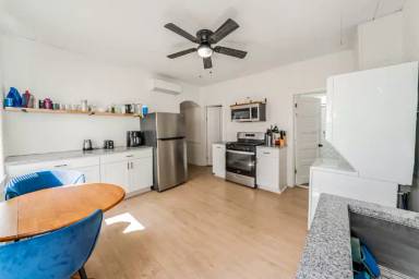 Main picture of 2051 W 45th St