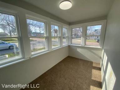 Main picture of 818 N Prairie Ave