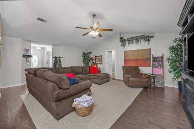 Main picture of 1915 Waxwing Dr
