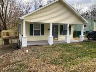 Main picture of 715 W Maple St
