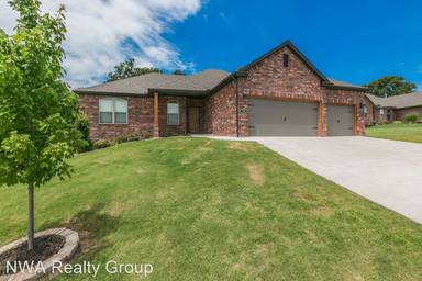 Main picture of 550 Lancaster Rd
