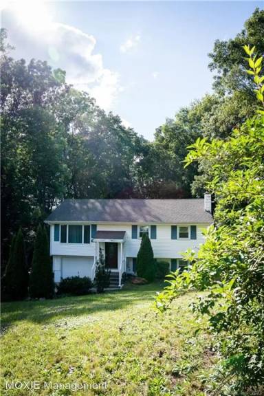 Main picture of 3 Overlook Dr
