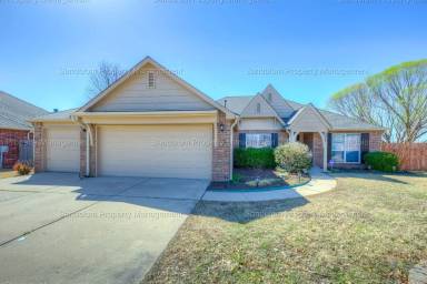 Main picture of 2428 W C St