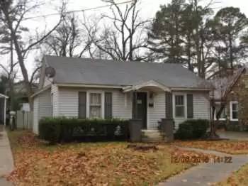 Main picture of 615 Poplar Ave