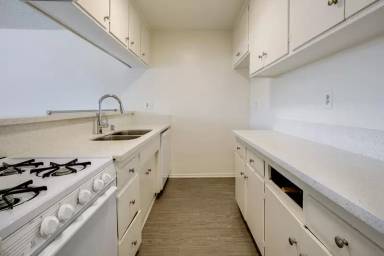 Main picture of 17834 Burbank Blvd