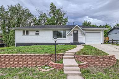 Main picture of 10 S Garo Ave