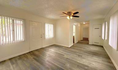 Main picture of 924 W 82nd St