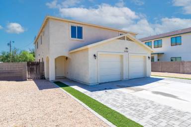 Main picture of 3009 E Paradise Ln