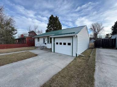 Main picture of 221 W 3rd Ave N