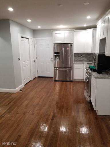 Main picture of 2556 Main St